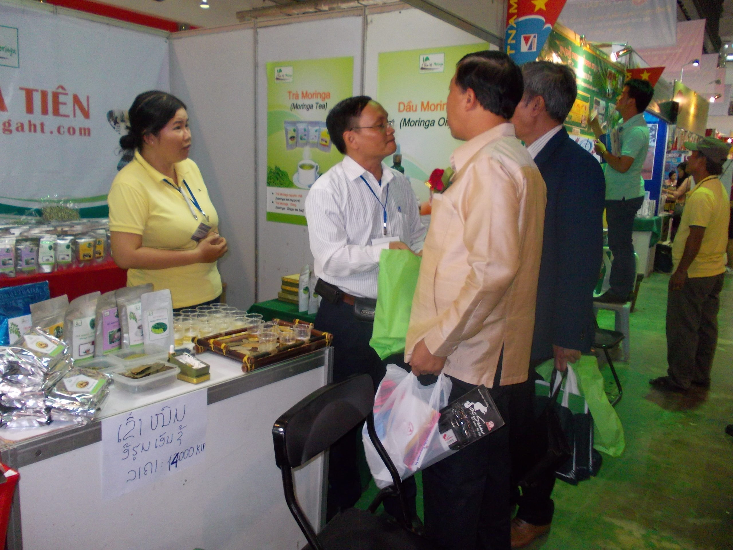 Tham Gia Hội chợ Việt - Lào 2015 2 moringaht tiep xuc lanh dao Lao scaled